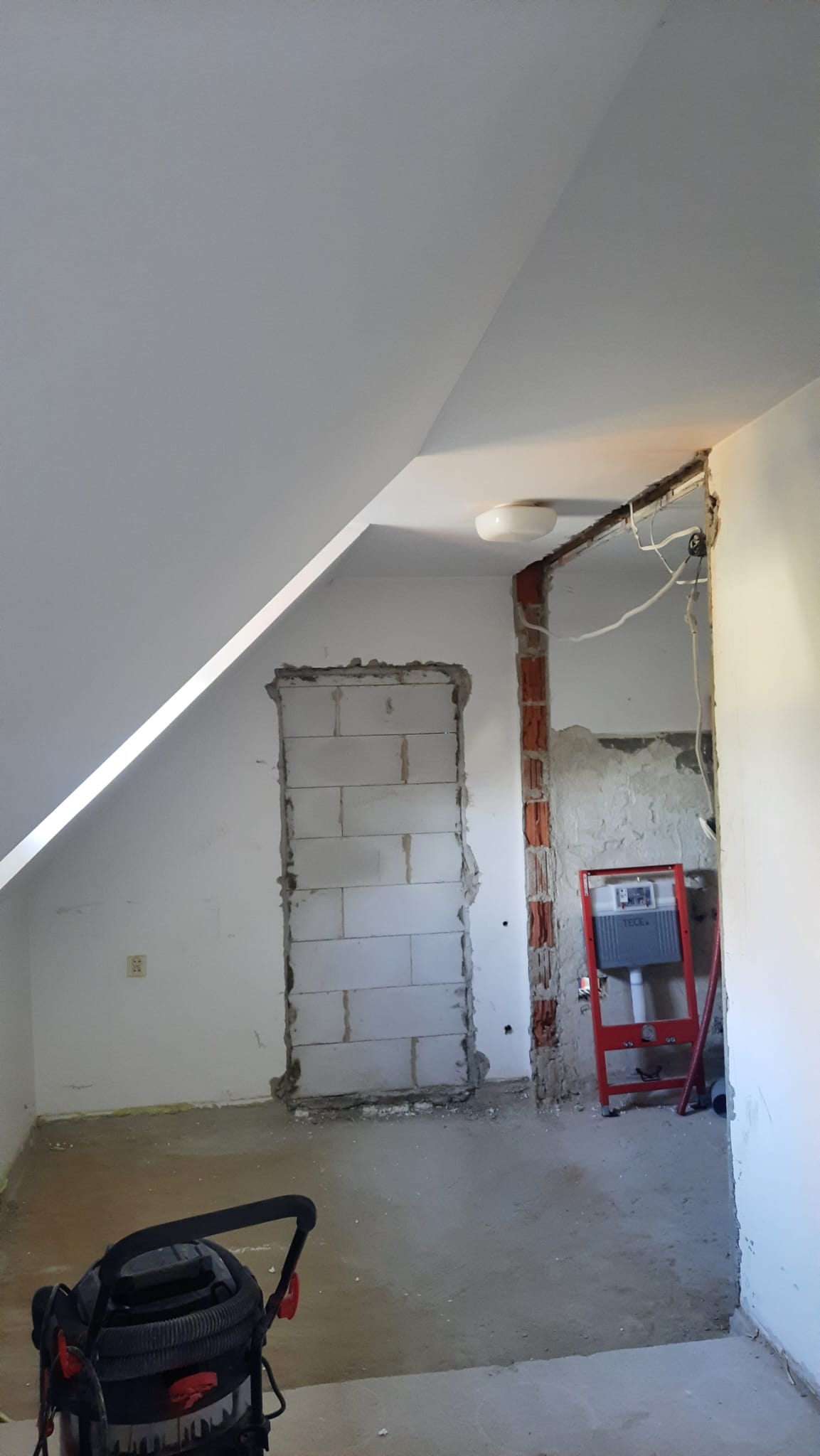 Fotorelacja z obecnych prowadzonych prac remontowych w budynku plebani.